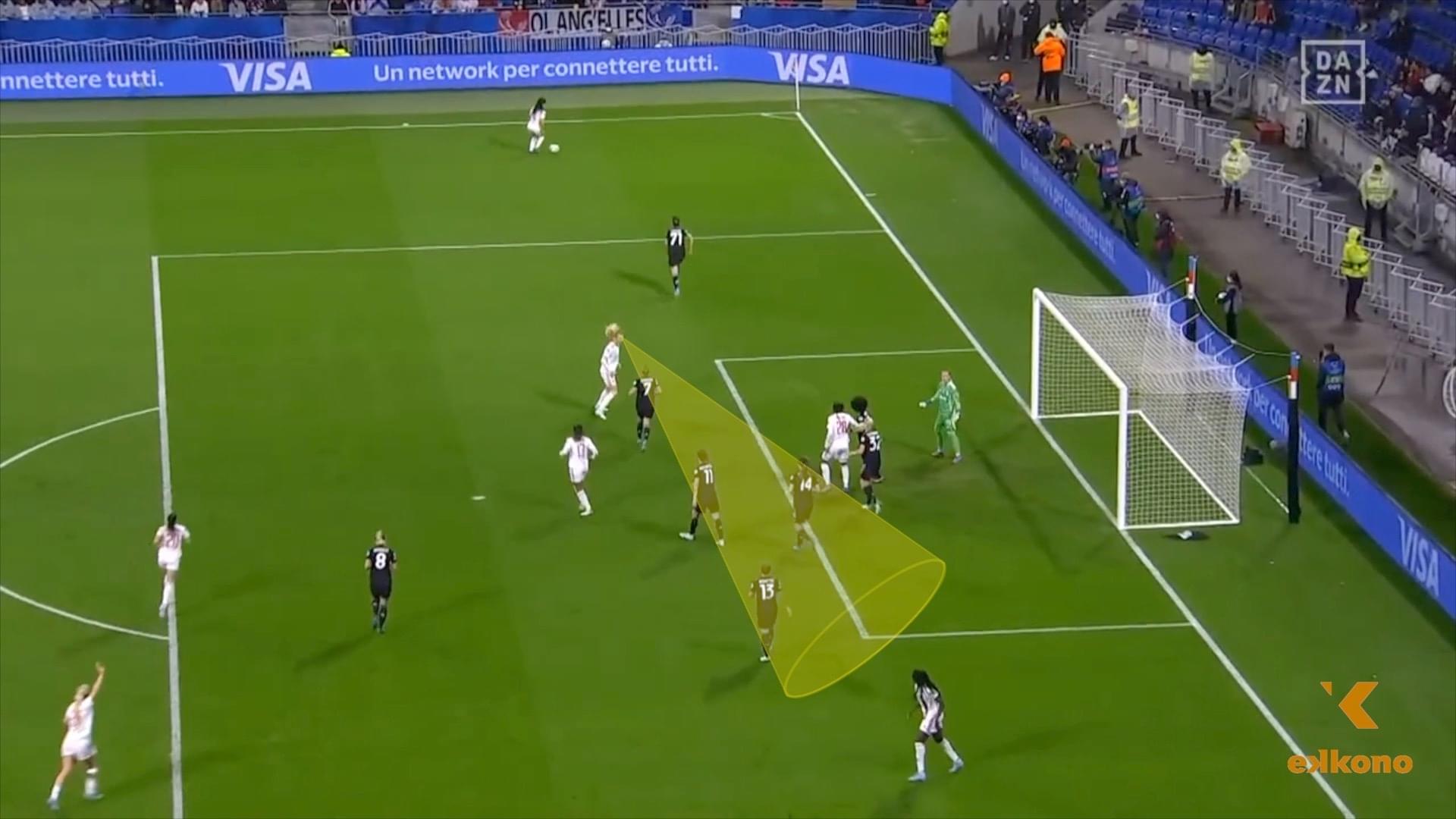 Inside the box, Hegerberg has the ability to detect free spaces to finish the action, even if these are opposite to where the ball comes from