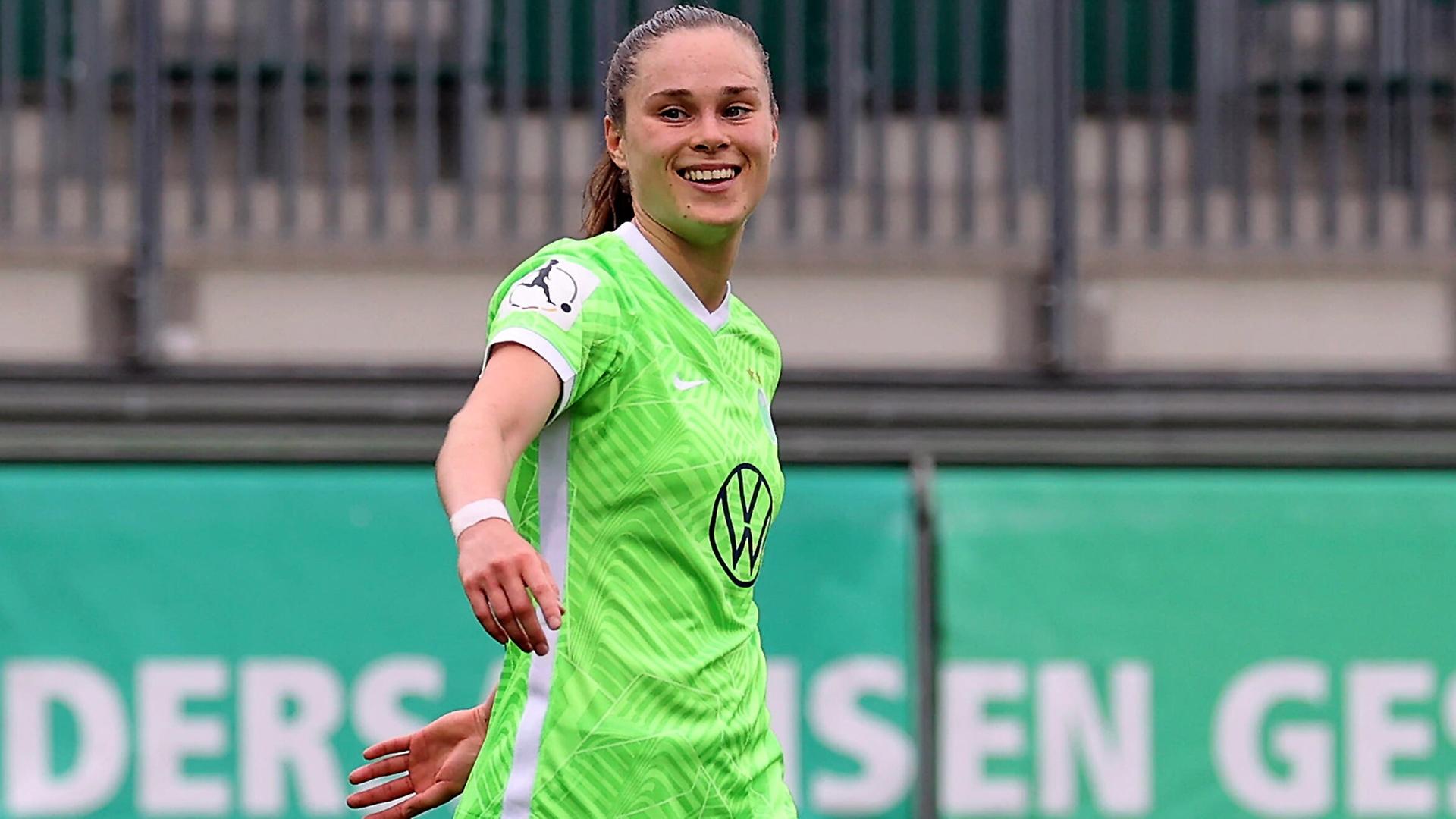 Ewa Pajor playing for VfL Wolfsburg