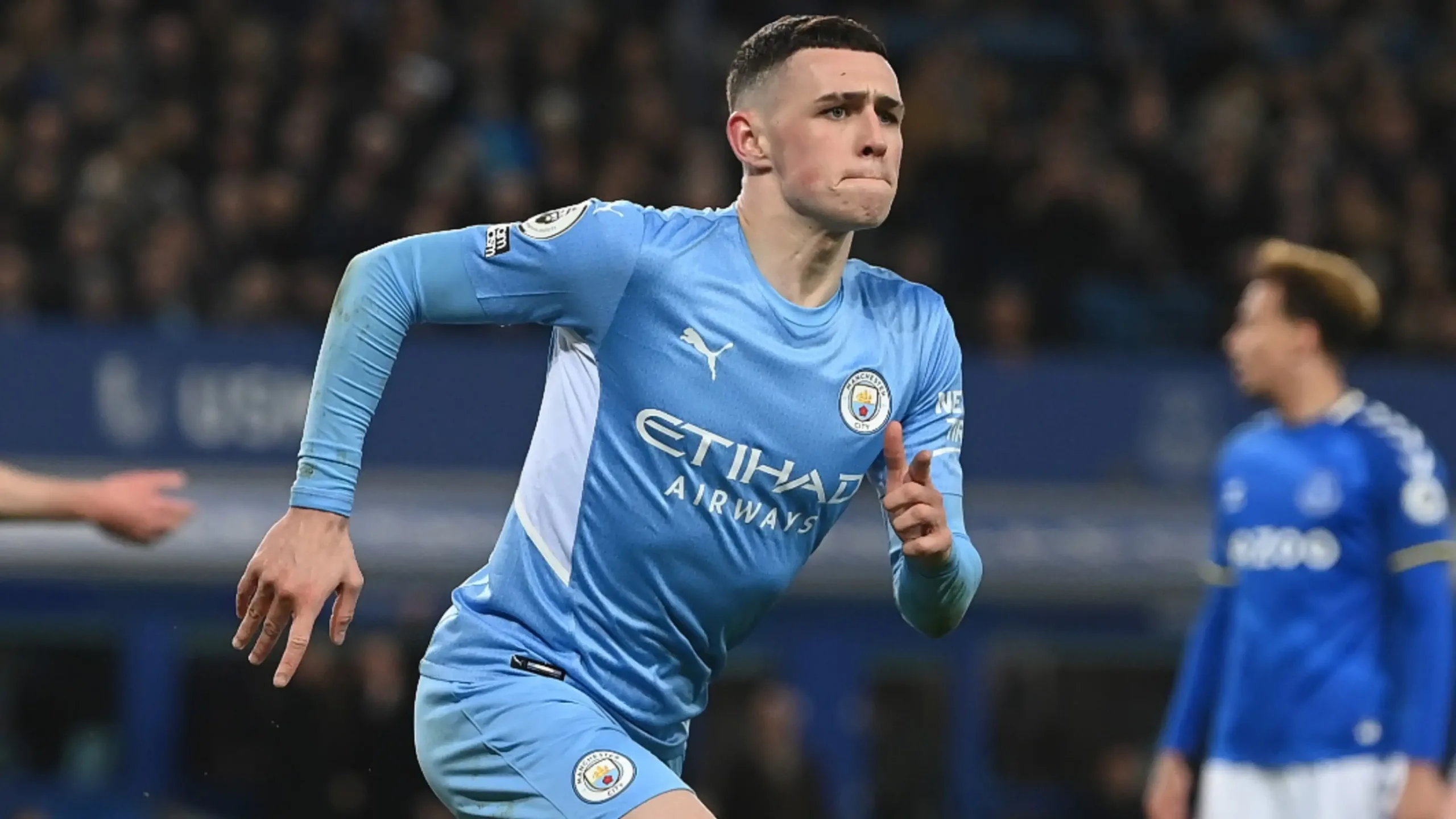 Phil Foden (Manchester City) is an example of how wingers use their first touch to generate advantage. Learn the secrets of what we consider a good first touch for wingers, based on their situation on the field and their opponents.