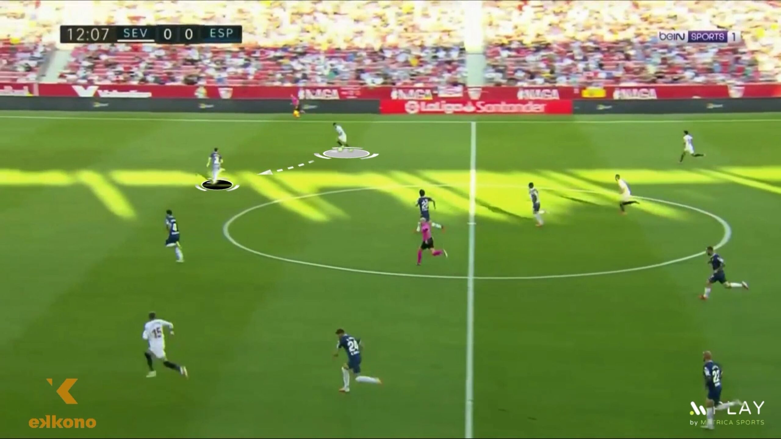 Suso (Sevilla FC) is in a diagonal position versus his directo opponent. He guides his first touch towards him to pin the opponent and have the option to play the 2vs1 against him. This is part of the secrets of a good first touch for wingers.